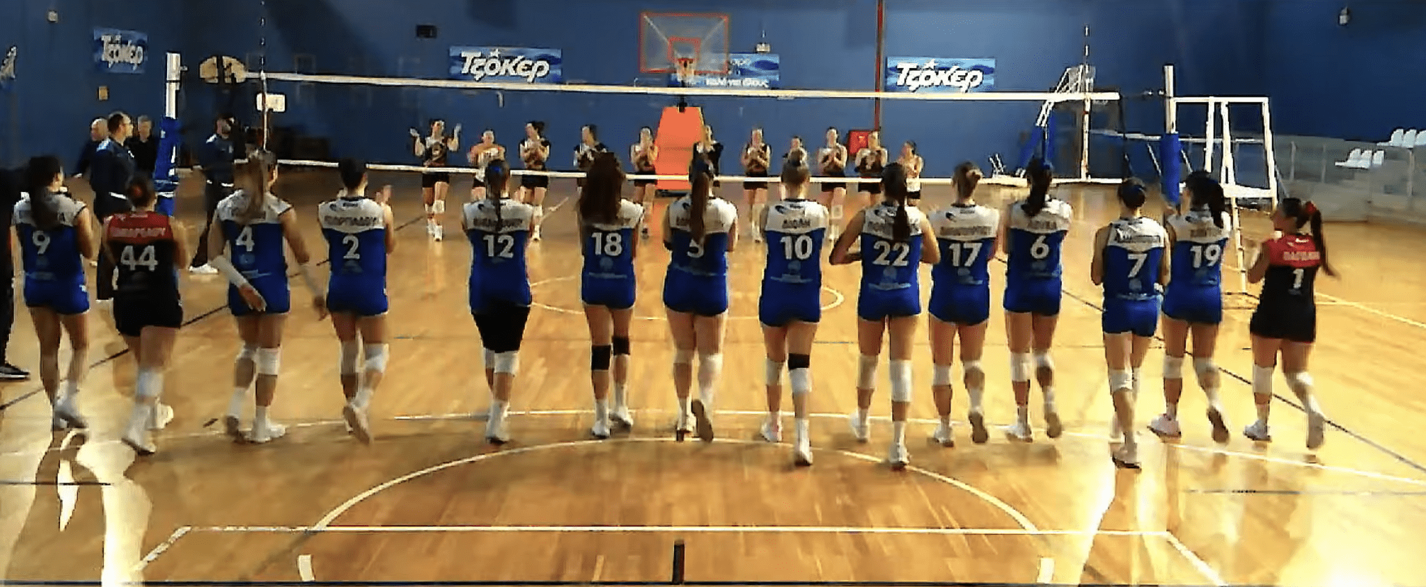 Οι αθλήτριες του ΟΦΑ Απολλώνιος Κερατσινίου μετά τη μεγάλη εκτός έδρας νίκη επί του Περσέα στη Θεσσαλονίκη για την Pre League Γυναικών.