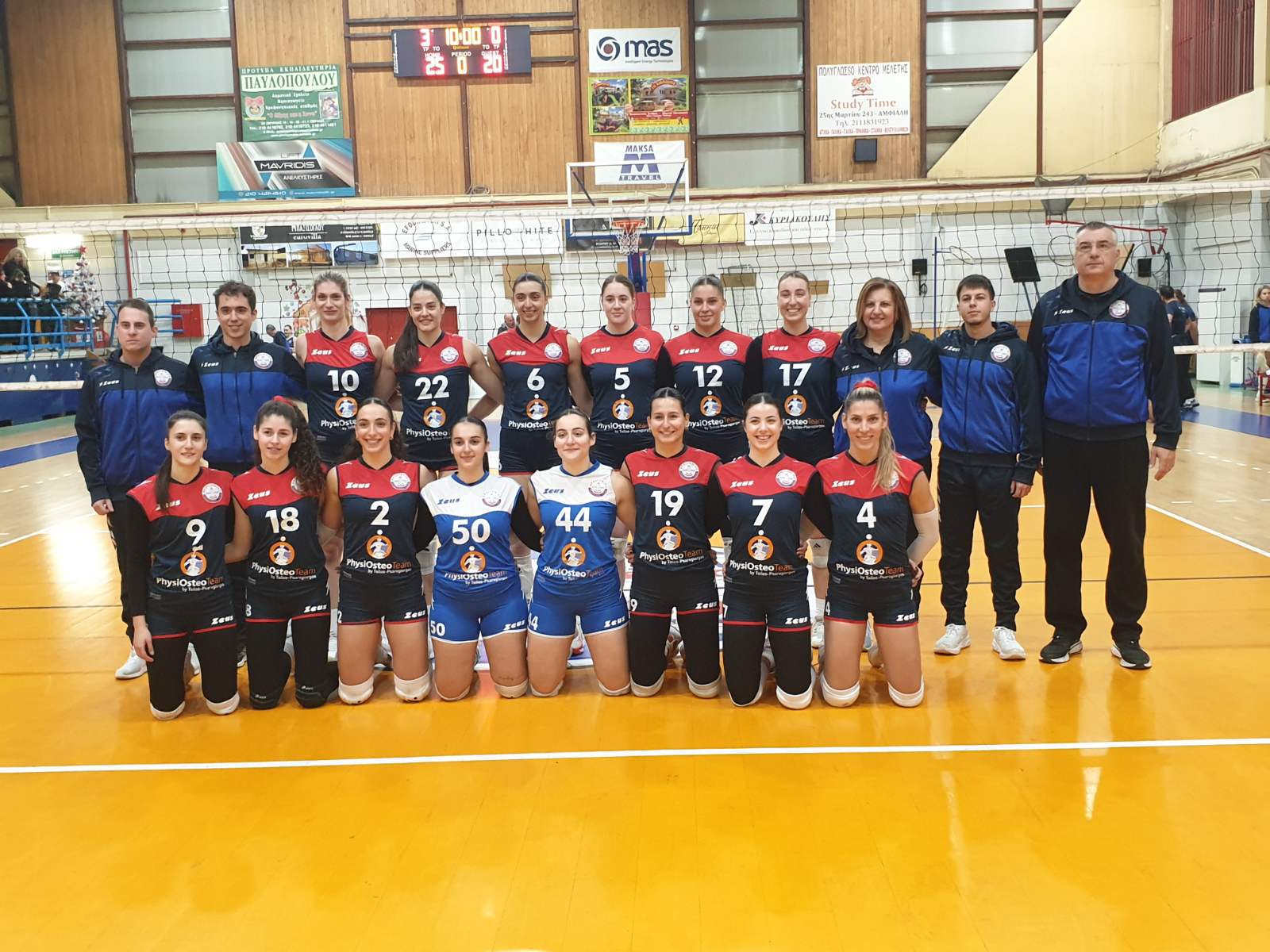 Η γυναικεία ομάδα βόλεϊ του ΟΦΑ Απολλώνιος Κερατσινίου πριν τον αγώνα με τον ΟΦΗ για το πρωτάθλημα.