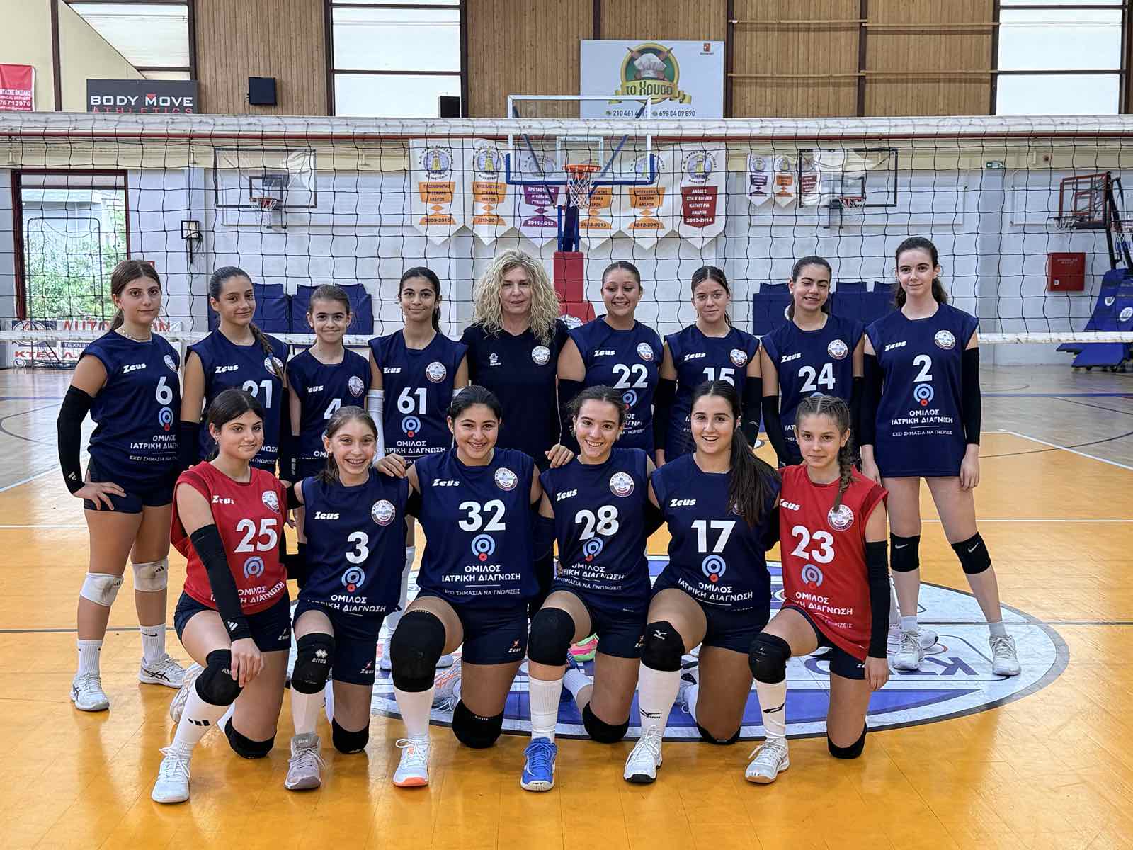 Η ομάδα Κορασίδων Κ18 Β’ του Απολλώνιου Κερατσινίου για τη σεζόν 2025-2026 σε ομαδική φωτογράφιση στο κλειστό γήπεδο βόλεϊ.