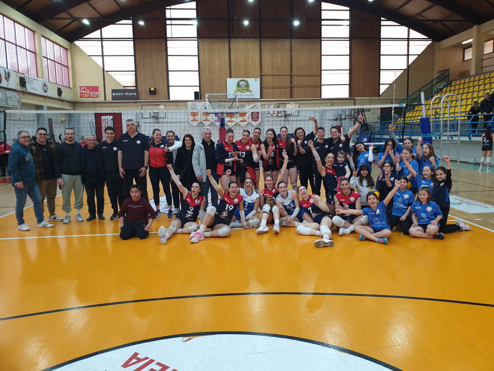 Οι αθλήτριες του ΟΦΑ Απολλώνιος Κερατσινίου μετά τη μεγάλη εντός έδρας νίκη επί του Πορφύρα για την Pre League Γυναικών.