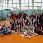 Ομάδα βόλεϊ γυναικών Απολλώνιος πανηγυρίζει την κατάκτηση του πρωταθλήματος Pre League σε κλειστό γήπεδο