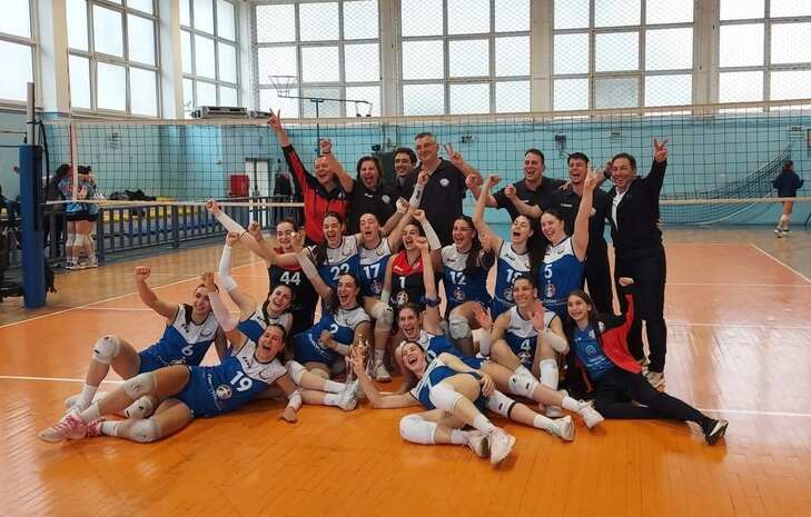 Ομάδα βόλεϊ γυναικών Απολλώνιος πανηγυρίζει την κατάκτηση του πρωταθλήματος Pre League σε κλειστό γήπεδο