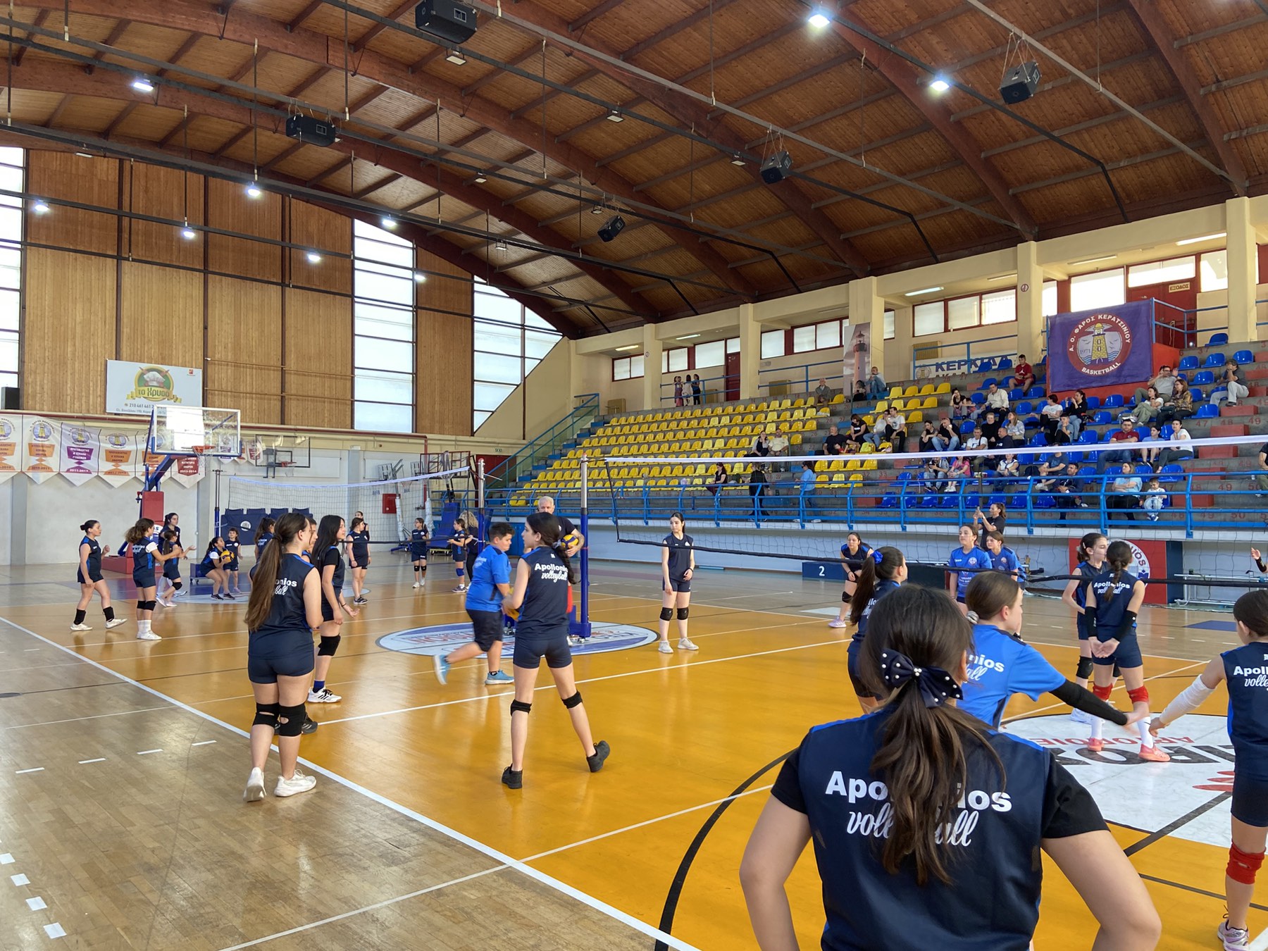 Αθλήτριες της ακαδημίας βόλεϊ του ΟΦΑ Απολλώνιου συμμετέχουν σε τουρνουά μέσα στο κλειστό γυμναστήριο του συλλόγου.