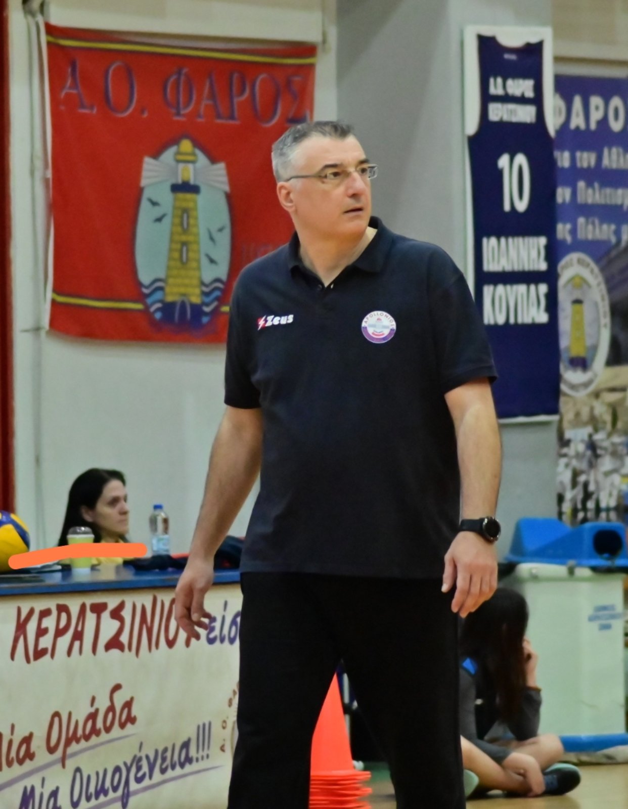 Ο προπονητής Κώστας Λιώσης κατά τη διάρκεια αγώνα του ΟΦΑ Απολλώνιου.